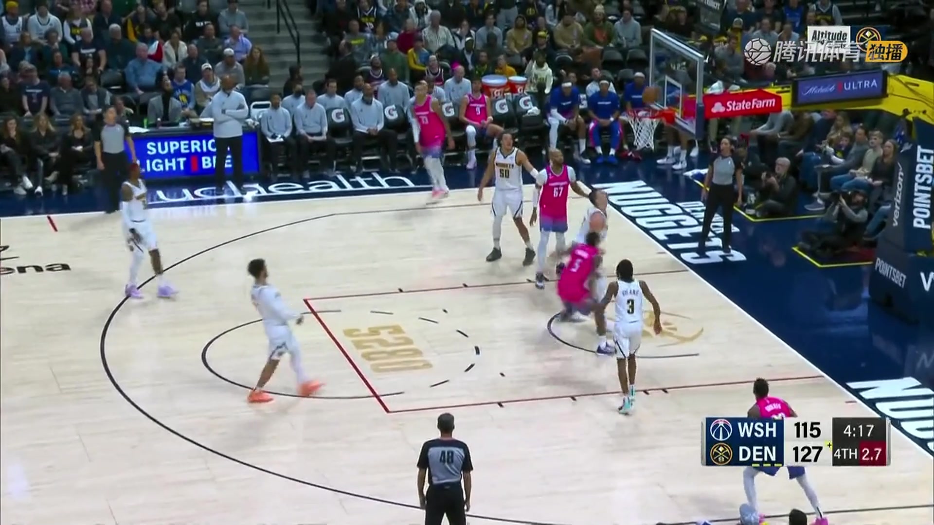 和我一隊(duì)沒(méi)這么厲害？巴頓在約基奇頭上搶到前場(chǎng)籃板霸氣補(bǔ)籃得手（約翰·巴頓）